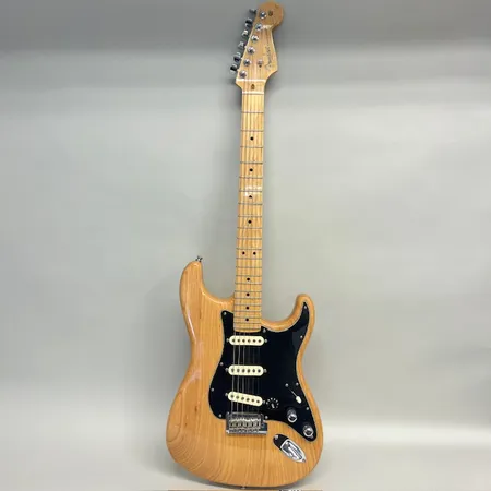 Elgitarr Fender Stratocaster, Corona, California, natur, serienummer US17066187. låsbart hårt originalcase, strap Skickas med Bussgods eller PostNord