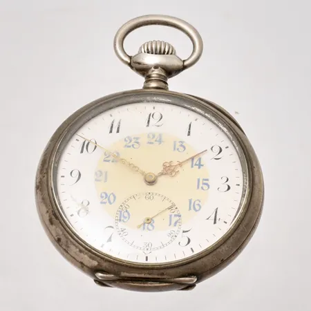 Fickur Grand Prix Paris 1900 16 rubis, manuell, Ø54,5mm, blå 24-timmarsvisning, liten sekundvisare, ytterboett i silver 800/1000, bruttovikt 105,66g.