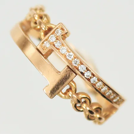 Ring med vita stenar, stl 17, bredd 2,6-8,4mm 18K  Vikt: 3,4 g