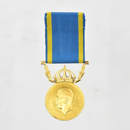Förtjänstmedalj För nit och redlighet i rikets tjänst Gustaf VI Adolf, Sveriges Götes och Vendes Konung, ca Ø28 mm, personlig gravyr, tygfäste och etui medföljer, viktfördelning fäste 18K 3,6g, 23K ca 10g.