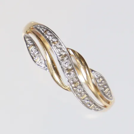 Ring tvåfärgad med diamanter 4xca0,005-0,01ct stl:20 bredd 1-7mm GHA 18K Vikt: 2,4 g