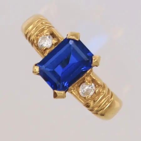 Ring med blå och vita stenar stl:17½, bredd 9,4mm, nagg på sten, 18K Vikt: 3,4 g