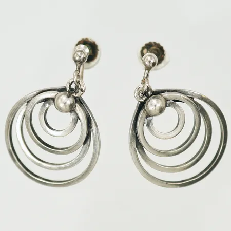 Ett par örhängen med kul och ringar, ca 30x21mm, skruvlås, Silver 830/1000 Vikt: 6,1 g