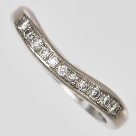 Ring med diamanter ca 2x0,03 2x0,02ct 5x0,0ct Garmland Guldsmed Inga 2009 stl: 16½ bredd ca 3-4mm 18K Vikt: 4,4 g