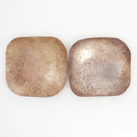 Två hamrade fat ca 10x10cm, ostämplat silver 830/1000 Vikt: 182,1 g
