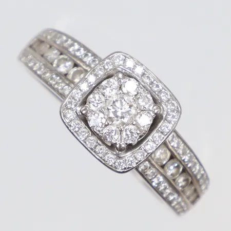 Ring i vitguld med diamanter 86xca0,005-0,08ct stl:18 bredd 2-8mm gravyr, GHA 18K Vikt: 4,6 g