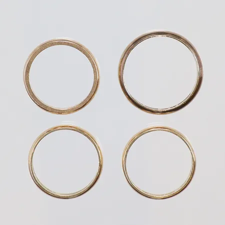 Fyra släta ringar gravyr 18K Vikt: 17,9 g