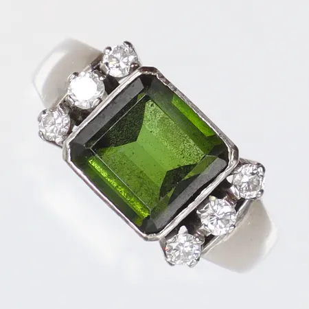 Ring med diamanter 6x ca 0,03ct samt grön sten troligen turmalin stl:15¾, bredd 2,5-8mm, LOS (Pernlos Guld & Silversmide), T9 (1969), smärre nagg på grön sten, vitguld 18K