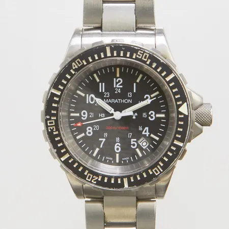Herrur Marathon 300m/1000ft stål, quartz, 41mm, referensnr: 316L, datum, stållänk, repig ring, behov av betteribyte, extra länkbitar, defekt etui