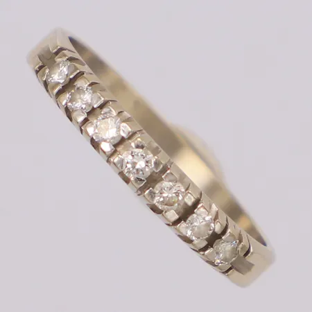 Ring med diamanter 7x ca 0,03ct stl:17½, bredd 2,9mm, vitguld, 18K Vikt: 2,5 g