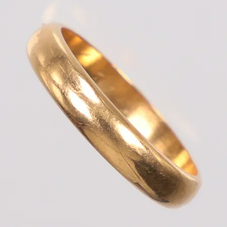 Ring slät stl 19¾, gravyr, 18K Vikt: 5,8 g