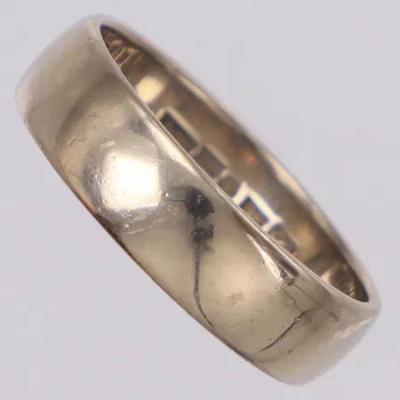 Ring slät stl:19¾, bredd 5,8mm, gravyr, vitguld, Heribert Engelbert AB Stockholm, 18K Vikt: 7,4 g