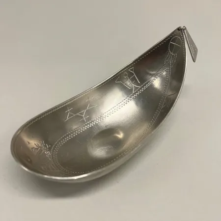 Skål, längd 16cm, samisk dekor, handarbete år 1974, lätta märken, tenn
