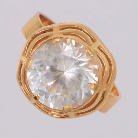 Ring med vit sten, nagg, stl:16, bredd 13,2mm, 18K Vikt: 3,5 g