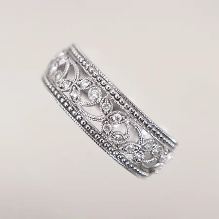 Ring med diamanter 20x ca 0,01ct stl 19mm bredd 3,5-7,8mm vitguld 18k  Vikt: 4,7 g