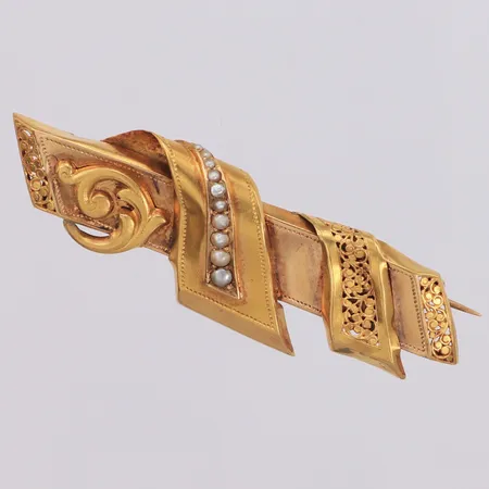 Brosch med pärlor, längd 18,6mm, bredd 52mm, Guldvaruaktiebolaget G. Dahlgren & Co Ab Malmö 1884, skador, bucklor, 18K Vikt: 6,1 g