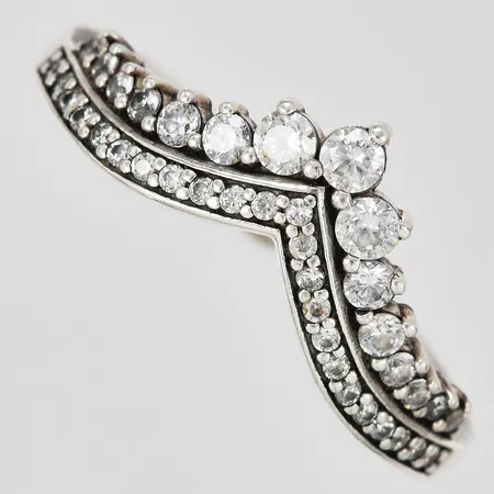 Ring Pandora med vita stenar stl: 19 bredd ca 2-6mm 925/1000 silver Vikt: 3,1 g