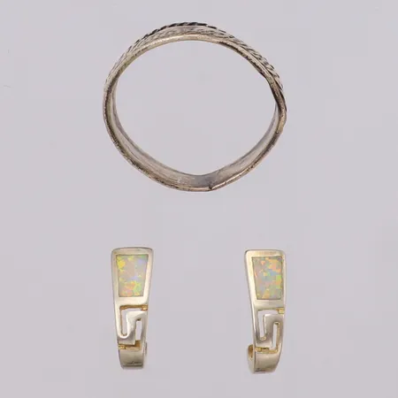 Ett par örhängen med opalimitation, längd 15mm, saknar snurrebussar, sliten förgyllning, 1 Ring, bucklor, 925/1000 silver Vikt: 6,3 g