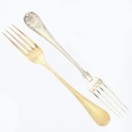 Två gafflar blandad modell längd ca 18cm, en med gravyr, silver 830/1000 Vikt: 91 g