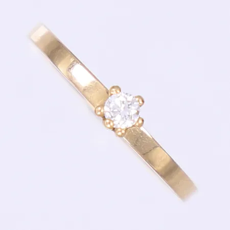 Ring med diamant 1x ca 0,10ct stl:16¼, bredd 2-4mm, gravyr, sneda klor i fattning, 18K Vikt: 2,2 g