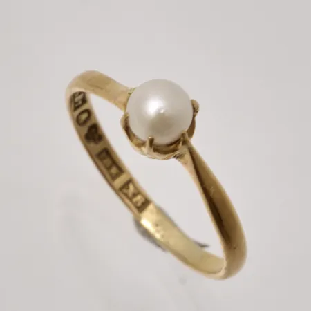 Ring stl:16¾ bredd 1,97-5,18mm, 1st odlad pärla, Ø4,6mm, 18K guld, 1,7g.