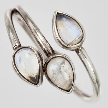 Ring med månstenar stl: 17 bredd ca 1-14mm något bucklig skena 925/1000 silver  Vikt: 2,2 g