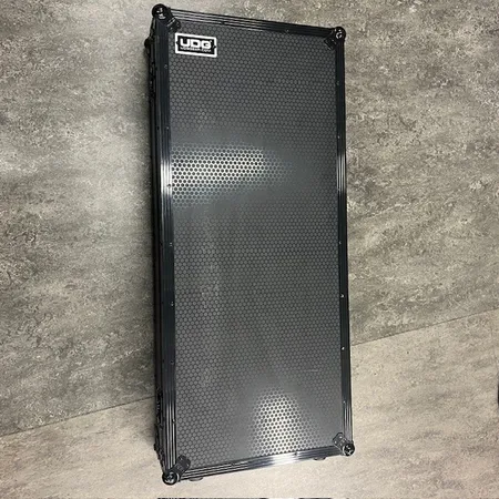 Flightcase, UDG Multi Format Battle Case, med hjul, plats för två vinylspelare, inbyggt laptopbord, bruksslitage. SKICKAS EJ! Specialfrakt, kontakta pantbankskontoret för mer information.