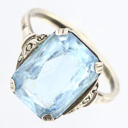 Ring med blå sten stl:18¾ bredd 2-14mm silver 835/1000 Vikt: 3,8 g