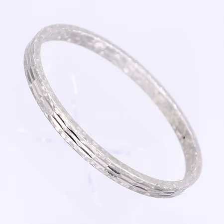 Armring med dekor längd 64x55mm, bredd 6mm, öppningsbart, svenska stämplar silver 830/1000 Vikt: 11 g