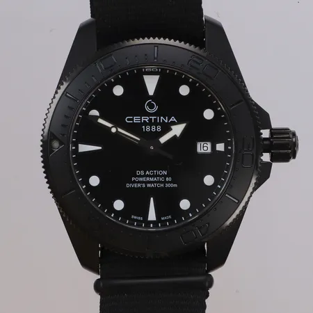 Herrur Certina DS Action Powermatic 80, stål/PVD, automatisk, 43mm, refnr C032.607.38.051.00, serienr D57JC1XWJ, datum, tygarmband, extra gummiarmband, garantikort Urmakar´n Varberg daterat 08.08.2023, manual, box, ytterkartong.