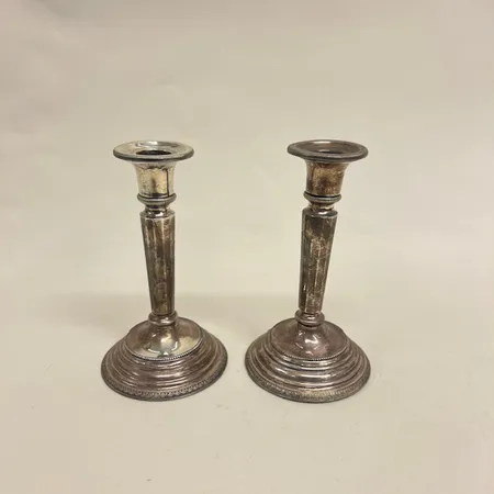 Ett par ljusstakar, höjd 16cm, löstagbara manschetter, lätt skeva, bucklor, fylld botten 800/1000 silver. Bruttovikt 592,8g,