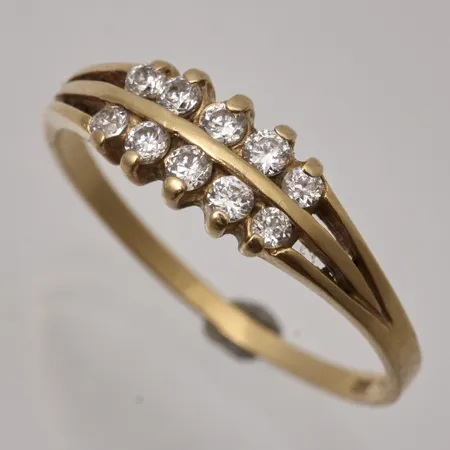 Ring stl:18½ bredd 1,4-5,8mm, 10st vita stenar Bengt Hallberg, 1988, 18K, 2,05g.