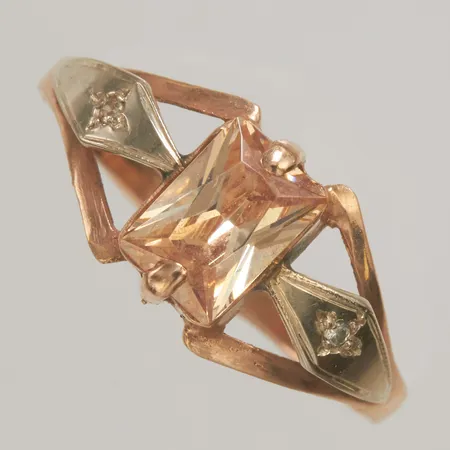 Ring med färg sten samt diamanter 2 x ca 0,005ct stl 18½, bredd 2-8,5mm, sten aning lös, 14K Vikt: 1,5 g