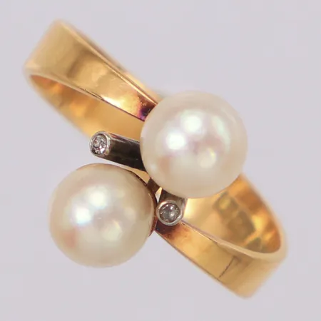 Ring med odlade saltvattenspärlor och diamanter 2x ca 0,005ct 8/8-slipade stl:18½, bredd 13,4mm, Ge-Kå-Smyckek G Kaplan Stockholm 1964, 18K Vikt: 3,7 g