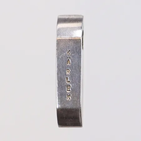 Hänge Efva Attling med text "Kärlek" 6x29mm silver 925/1000 Vikt: 7,1 g