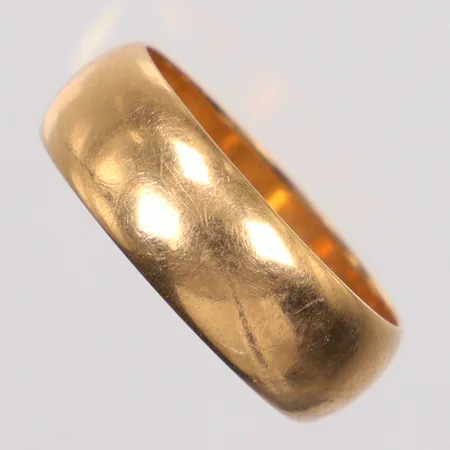 Ring slät stl 18 bredd 6,7mm, gravyr, 18K Vikt: 6,4 g