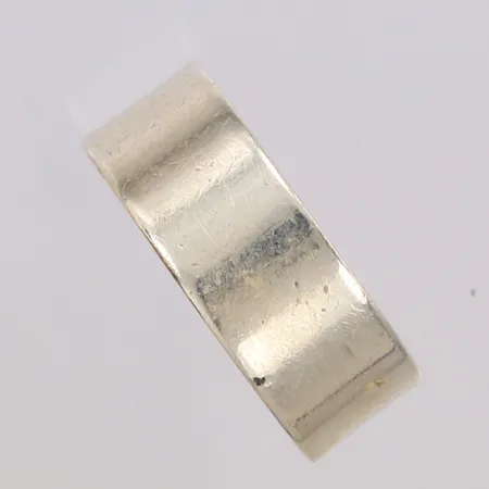 Ring slät stl:20¾, bredd 8,8mm, repig, silver 925/1000 Vikt: 9,1 g