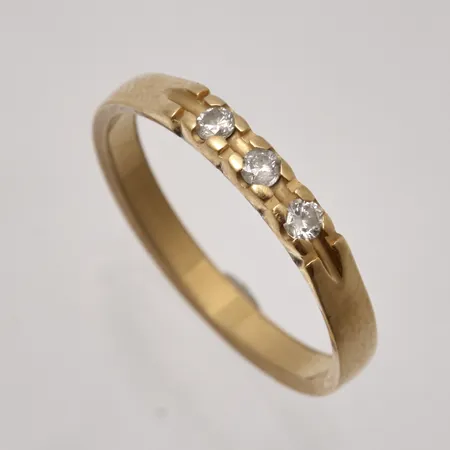 Ring stl:16¼ bredd 2,5-2,6, 3st diamanter, 0,09ct, 18K guld, 2,07g.