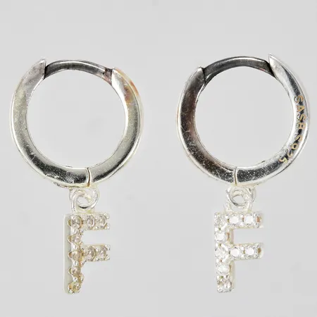 Ett par örhängen "F" Ø 10mm längd ca 16mm SASB 925/1000 silver Vikt: 0,7 g