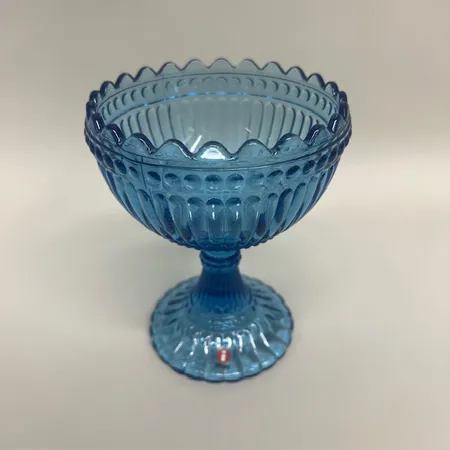 Skål på fot, höjd 15cm, Ø12cm Mariskooli, Marimekko, etikettmärkt Iittala, micronagg på fot, blått glas Skickas med paket.