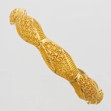 Armring med genombruten dekor yttre Ø69mm, innre Ø58mm, bredd 7-11,5mm, 18K Vikt: 13,4 g