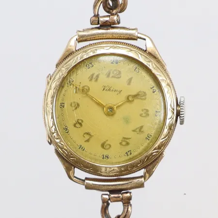 Damur Viking 14K Ø23mm gravyr, länk i oädel metall, hårt slitage, manuell uppdragning, baklocket går ej att stänga helt, sprickor i glaset, guld i boetten, bruttovikt 14g