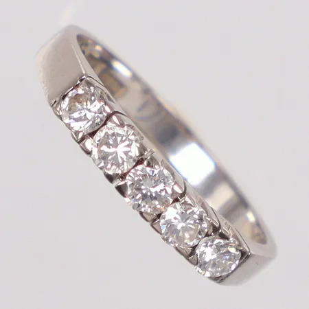 Ring med diamanter 5 x ca 0,10 - 0,12ct stl 17¼, bredd 2,3 - 3,2mm, vitguld, 18K Vikt: 3,5 g