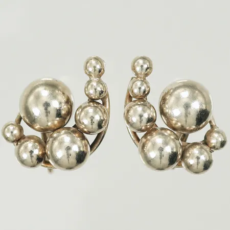 Ett par örhängen med kulor, ca17x15mm, skruvlås, Silver 830/1000 Vikt: 5,9 g