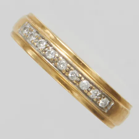 Ring med diamanter 9 x ca 0,01ct stl 17¼, bredd 4mm, GHA, 18K Vikt: 4,4 g
