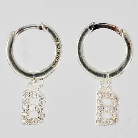 Ett par öhängen "B" Ø 10mm längd ca 16mm SASB 925/1000 silver Vikt: 1 g