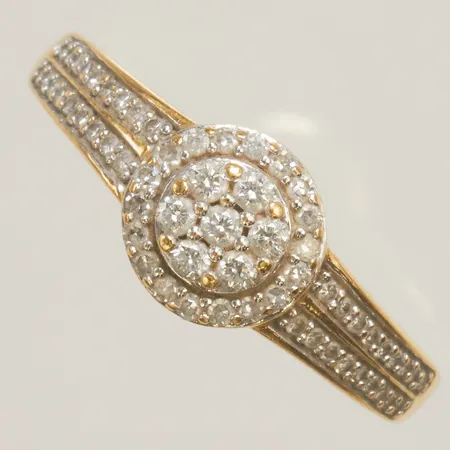 Ring med diamanter 7 x ca 0,02ct + 18 x ca 0,01ct + 36 x ca 0,005ct, stl 18¼, bredd 1,5-8mm, GHA, 18K Vikt: 2,9 g