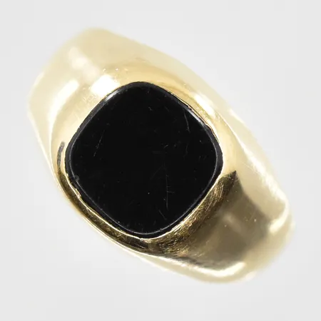 Klackring med Onyx stl 16, bredd 3-10 mm, oval skena, 18K. Vikt: 3 g