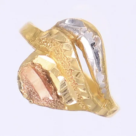 Ring med dekor stl: 17¼ bredd 2-15mm trefärgad böjd skena ostämplad 18K Vikt: 3,1 g