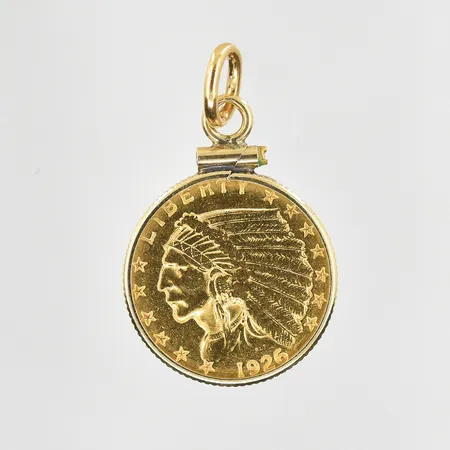 Hänge med infattat mynt USA 2½ dollar år 1926, Ø18 mm, 14K+21K. Vikt: 5,3 g
